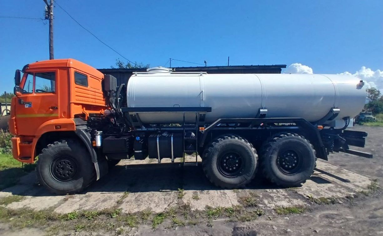 По поручению Валерия Лимаренко Александровск-Сахалинский район получил автоцистерну для питьевой воды