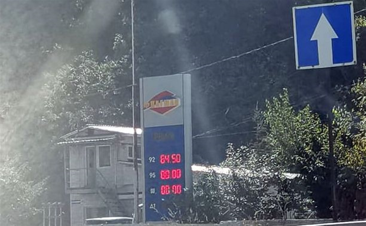 В Холмске цены на бензин подошли к отметке в 70 рублей
