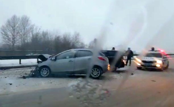 Два автомобиля столкнулись в районе южно-сахалинского "Армроса"