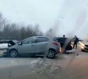 Два автомобиля столкнулись в районе южно-сахалинского "Армроса"