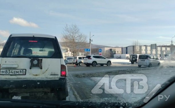 Несколько автомобилей столкнулись на кольце в Южно-Сахалинске