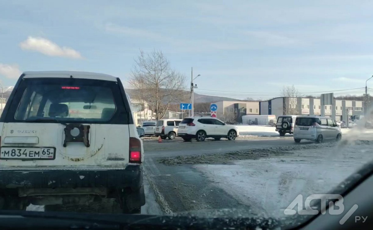 Несколько автомобилей столкнулись на кольце в Южно-Сахалинске