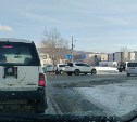Несколько автомобилей столкнулись на кольце в Южно-Сахалинске