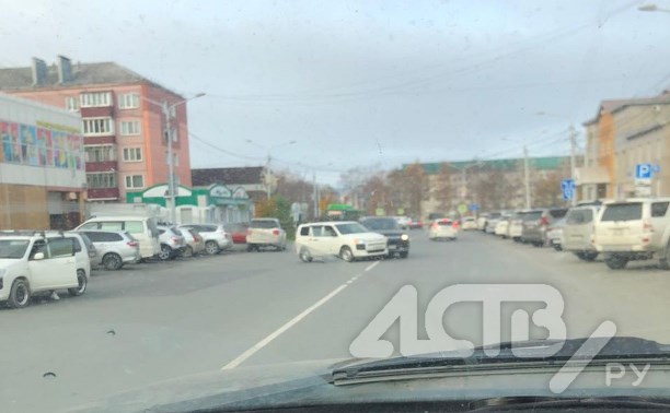 Водитель универсала передумал ехать и устроил ДТП в Южно-Сахалинске