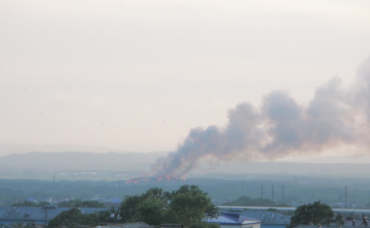 Пожарные тушат свалку Южно-Сахалинска