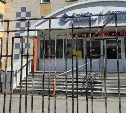 Центральный вход в детскую поликлинику Южно-Сахалинска закрыли до конца августа