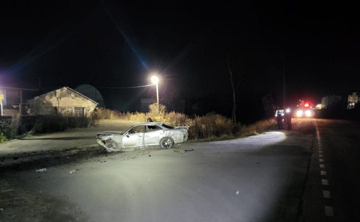 Бесправник на незарегистрированном Toyota Mark II в Анивском районе  ночью вылетел с дороги
