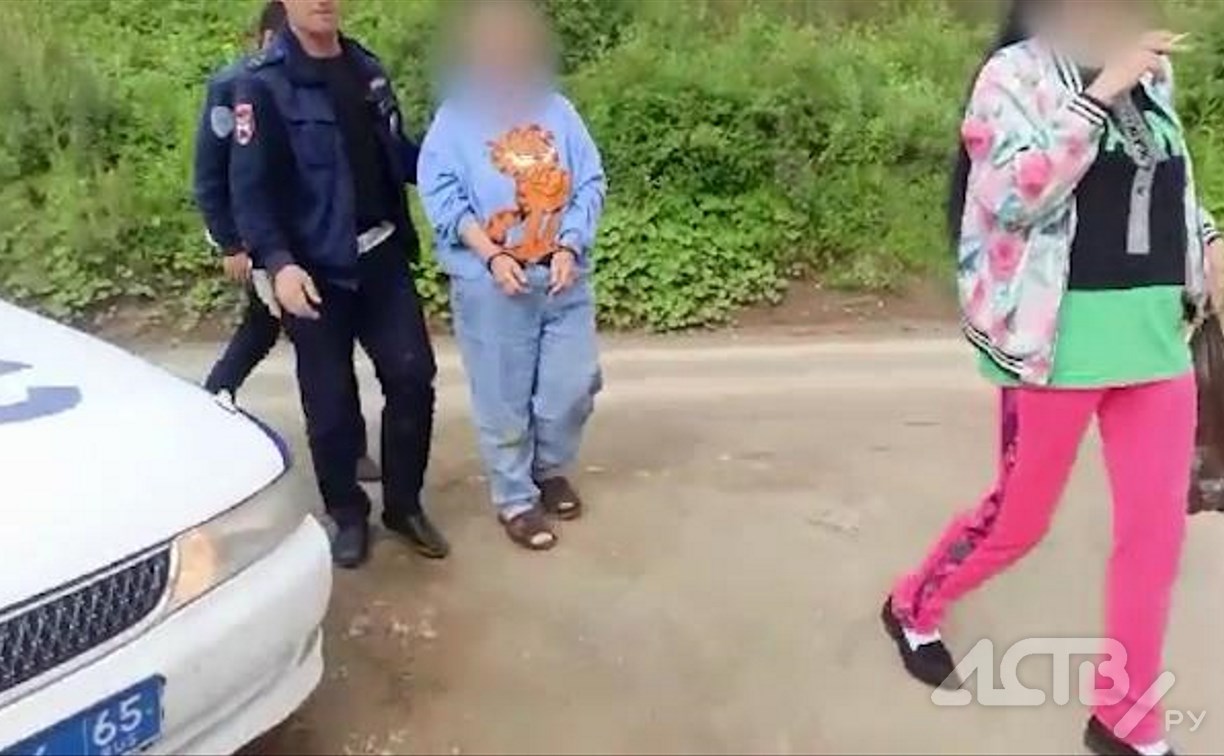 На Сахалине сотрудникам ГИБДД пришлось успокаивать пьяную автомобилистку  с помощью наручников