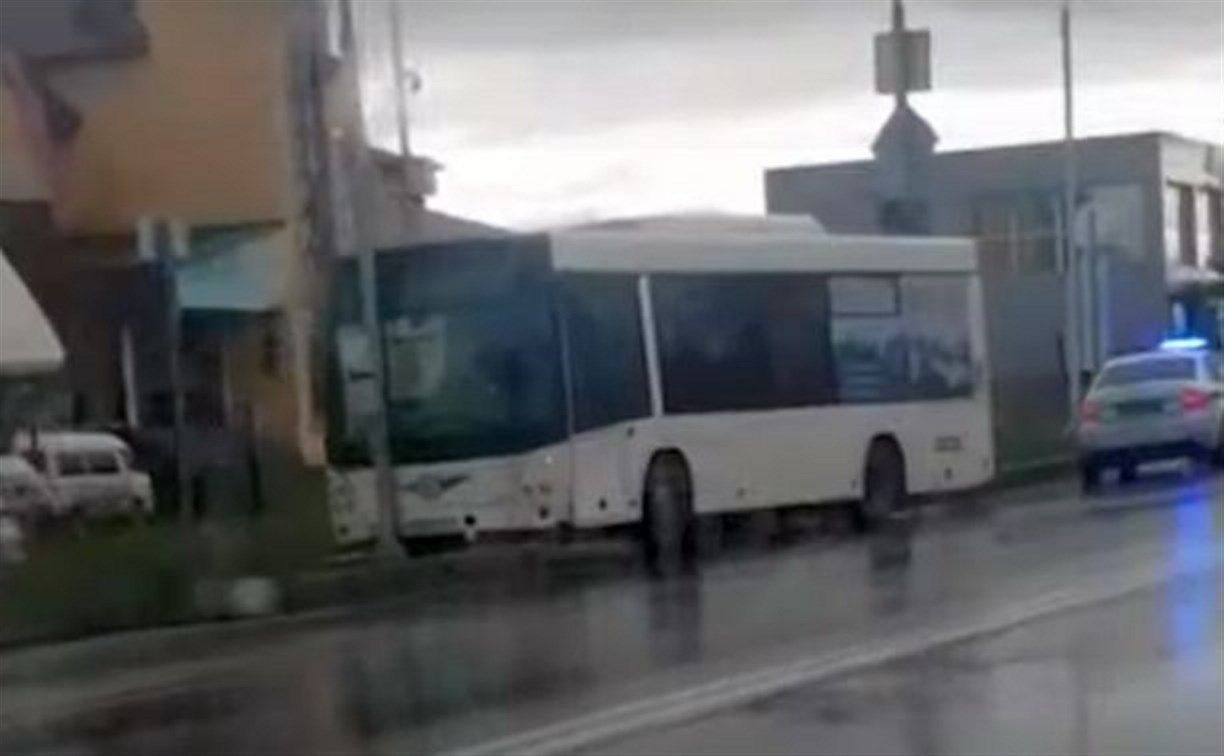 В ГИБДД Южно-Сахалинска уточнили, кто пострадал в аварии с врезавшимся в столб автобусом
