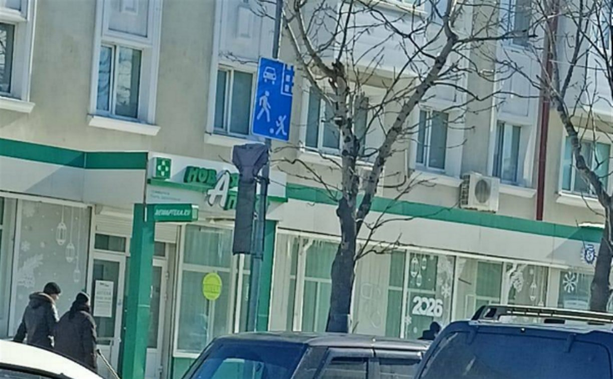  "Могут впихнуть выделенку": южносахалинцев озадачили зачехлённые знаки на Ленина