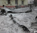 Свежеотремонтированную крышу пятиэтажки в Углегорске сорвало во время циклона