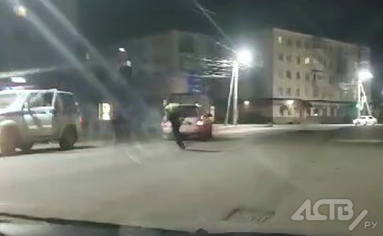 "Аж резиной воняло": полицейская погоня в Холмске попала на видео