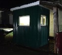 Тело мужчины нашли в бытовке на автостоянке в Невельске