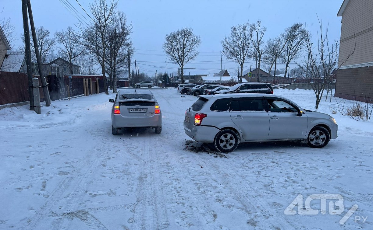 Очевидцев столкновения Toyota Corolla Fielder и Toyota Prius ищут в Южно-Сахалинске