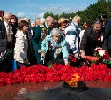 Участники торжественного митинга возложили цветы к Вечному огню в Южно-Сахалинске