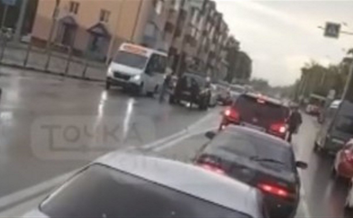 Внедорожник сбил мужчину на "зебре" в Южно-Сахалинске 
