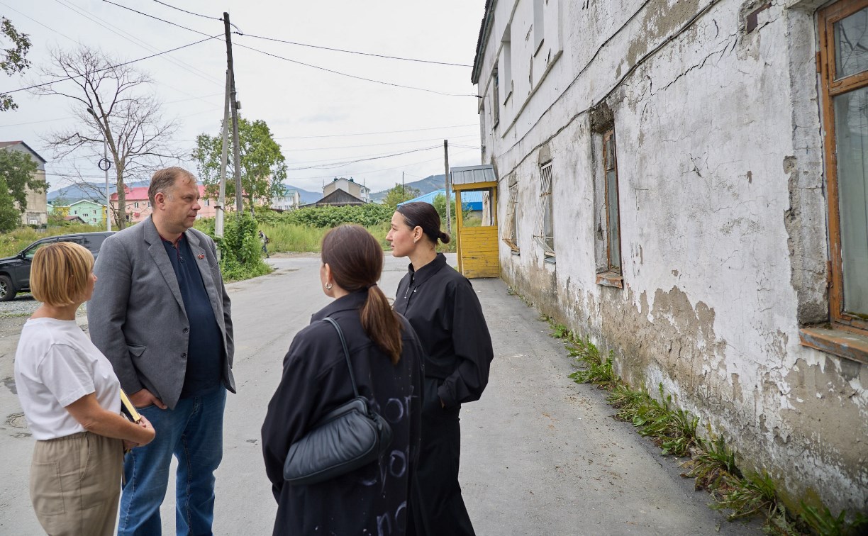 В аварийном доме в Южно-Сахалинске, где на ребенка рухнул потолок, приступают к ремонту