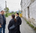 В аварийном доме в Южно-Сахалинске, где на ребенка рухнул потолок, приступают к ремонту