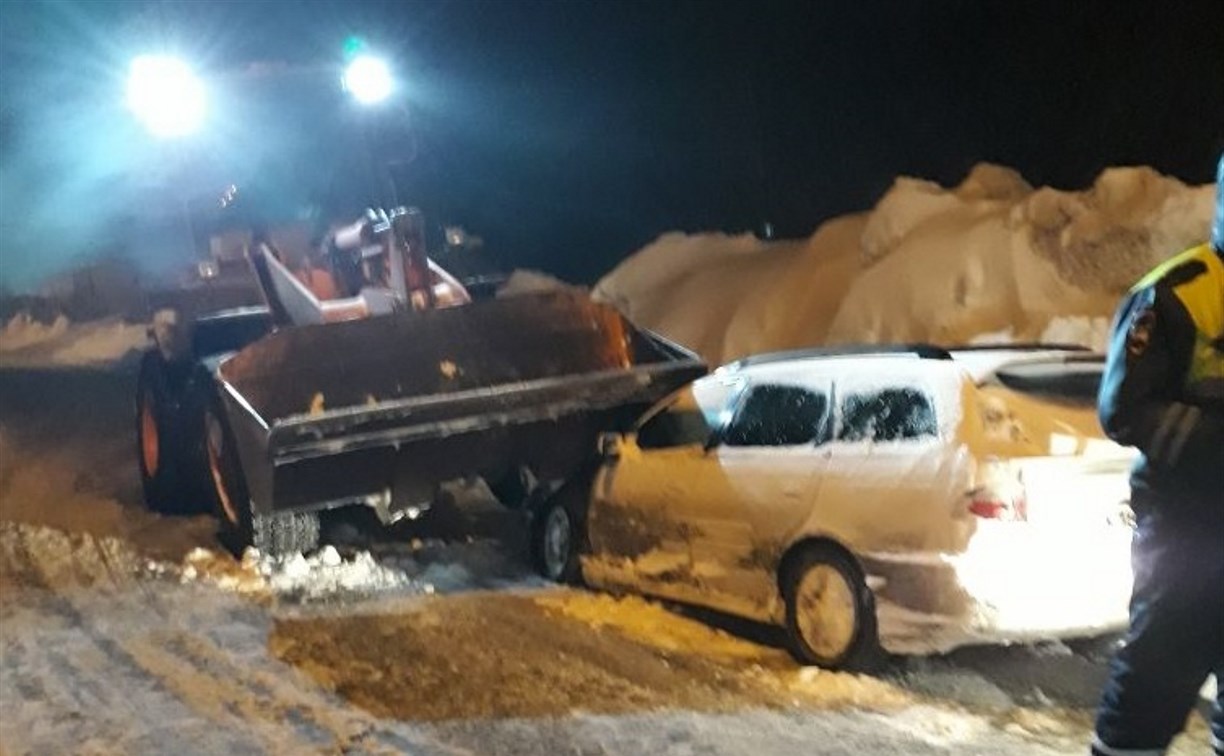 Toyota Caldina столкнулась с погрузчиком в Южно-Сахалинске