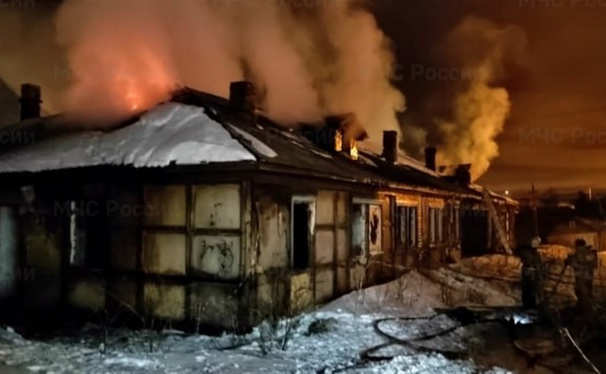 Пожар, охвативший 240 "квадратов" здания, потушили в Корсакове