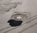 Кусок асфальта провалился на дороге в центре Южно-Сахалинска