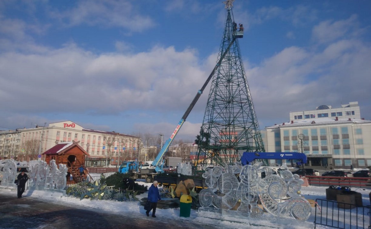 Елку убирают на площади Ленина в Южно-Сахалинске
