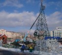Елку убирают на площади Ленина в Южно-Сахалинске