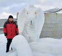 Огромную королевскую кобру создал из снега житель сахалинского села