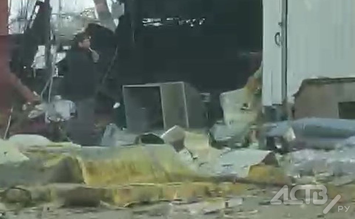 "Стена отлетела, двери задрожали": видео последствий взрыва на пивоварне в Южно-Сахалинске