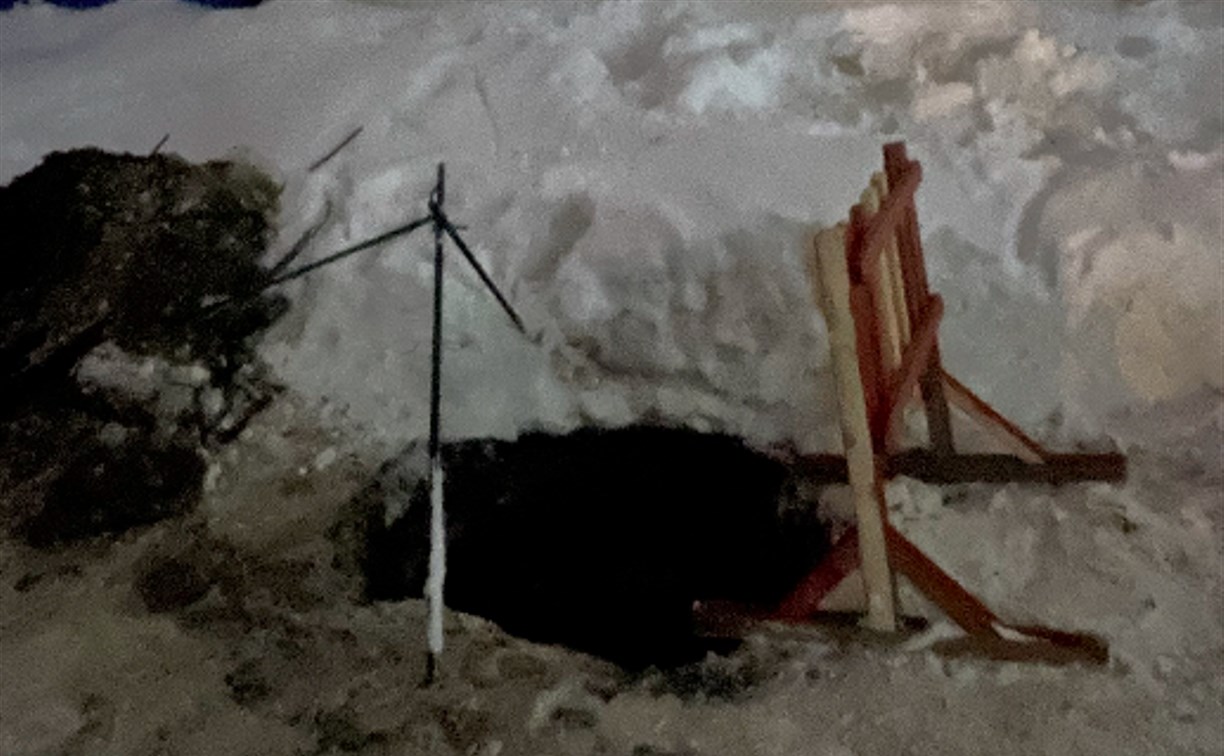 При расчистке дороги в Южно-Сахалинске снесли колодец с люком, образовалась дыра