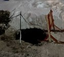 При расчистке дороги в Южно-Сахалинске снесли колодец с люком, образовалась дыра
