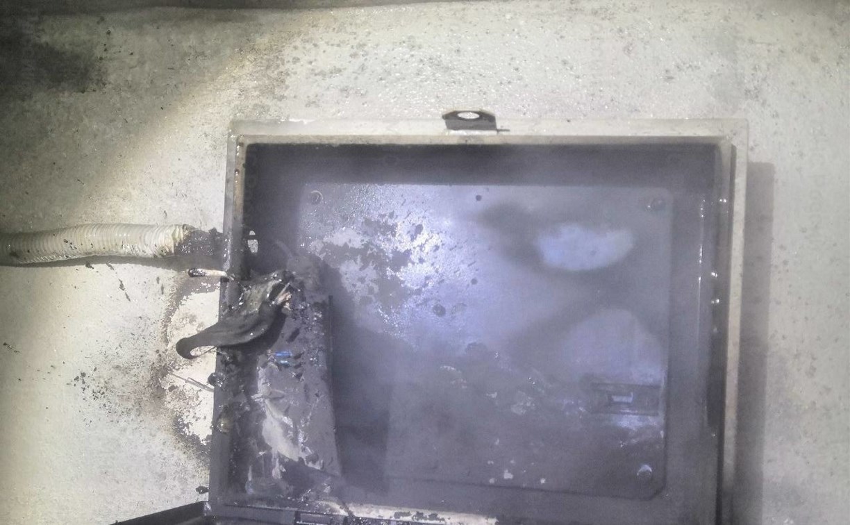 Коляска воспламенилась от общедомового счетчика в подъезде многоэтажки в Охе