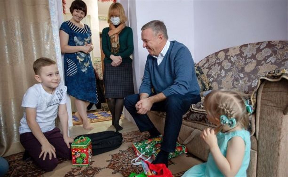 Мэр Южно-Сахалинска подарил подарки ребёнку, которого порезал одноклассник