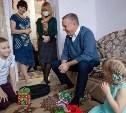 Мэр Южно-Сахалинска подарил подарки ребёнку, которого порезал одноклассник