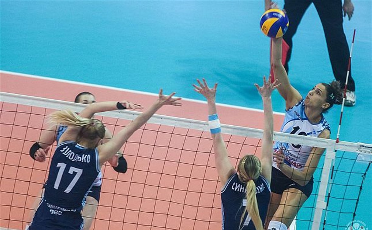 Сахалинские и казанские волейболистки столкнулись в четвертьфинале чемпионата