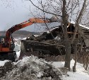 Расселенные дома начали частично разрушать в Южно-Сахалинске