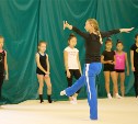 Хореограф Алины Кабаевой и Ирины Чащиной проводит тренировку с островными гимнастками