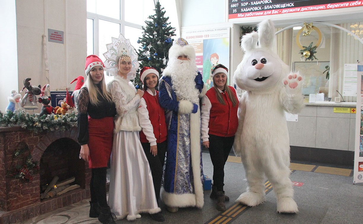 Деда Мороз и Снегурочка дарят праздничное настроение пассажирам на ж/д вокзале в Южно-Сахалинске