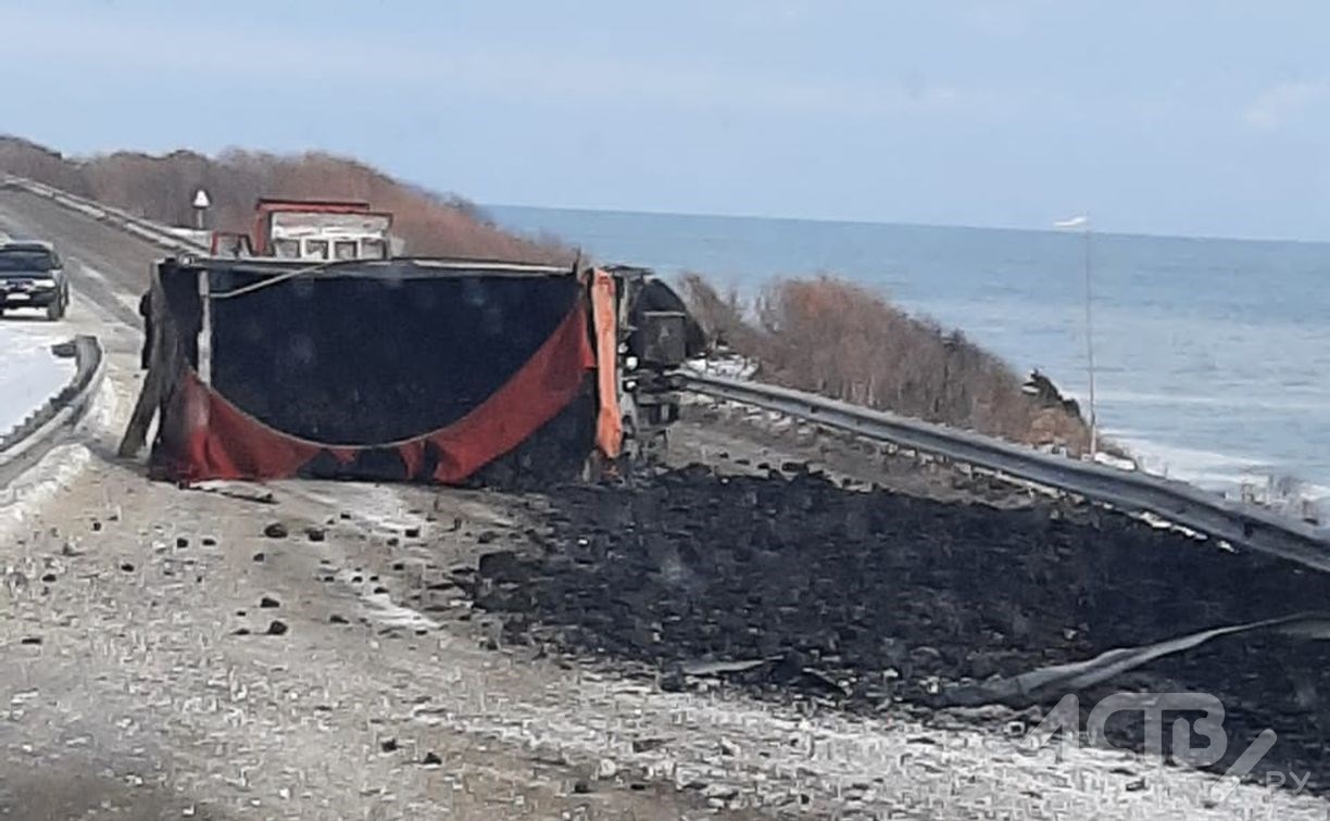 Появилось видео ДТП с самосвалом на трассе в Макаровском районе 