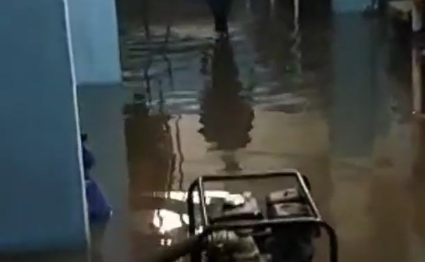 Пожарную часть на Сахалине затопило потоками мутной жижи