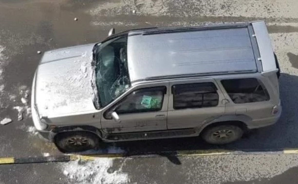 Очевидец: лавины дважды сошли на одну и ту же машину в Южно-Сахалинске