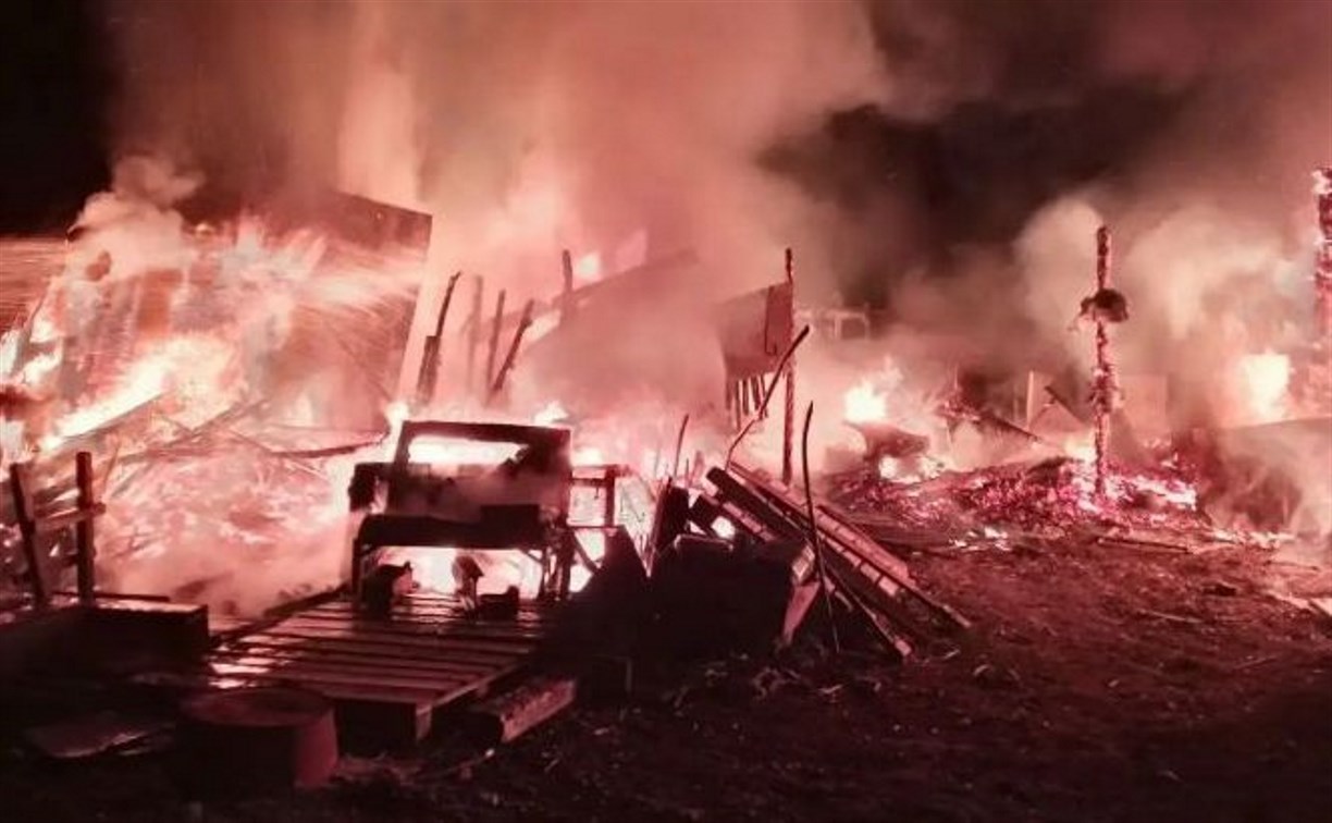 В Золоторыбном из горящей хозпостройки спасли мужчину с ожогами, отравившегося угарным газом
