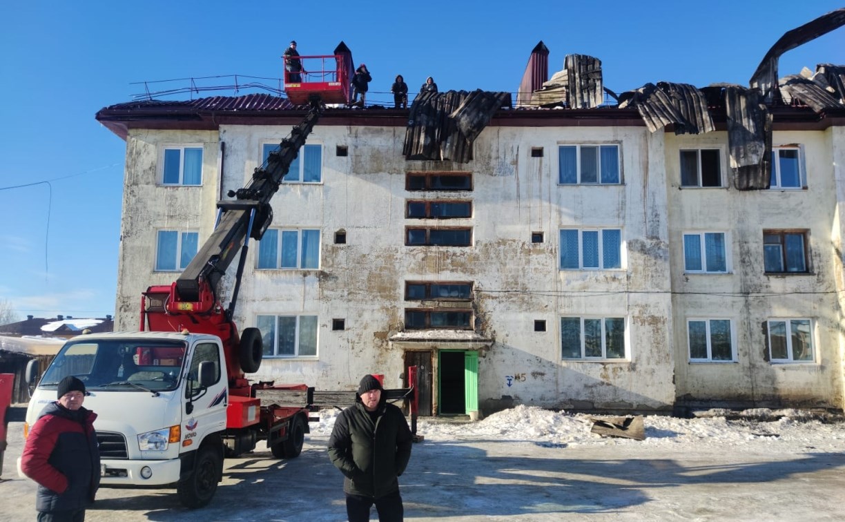 В многоэтажке со сгоревшей крышей в Смирных обследуют все квартиры