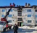 В многоэтажке со сгоревшей крышей в Смирных обследуют все квартиры