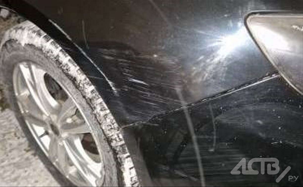 В Южно-Сахалинске неизвестный водитель на белом автомобиле столкнулся с Subaru Impreza и скрылся