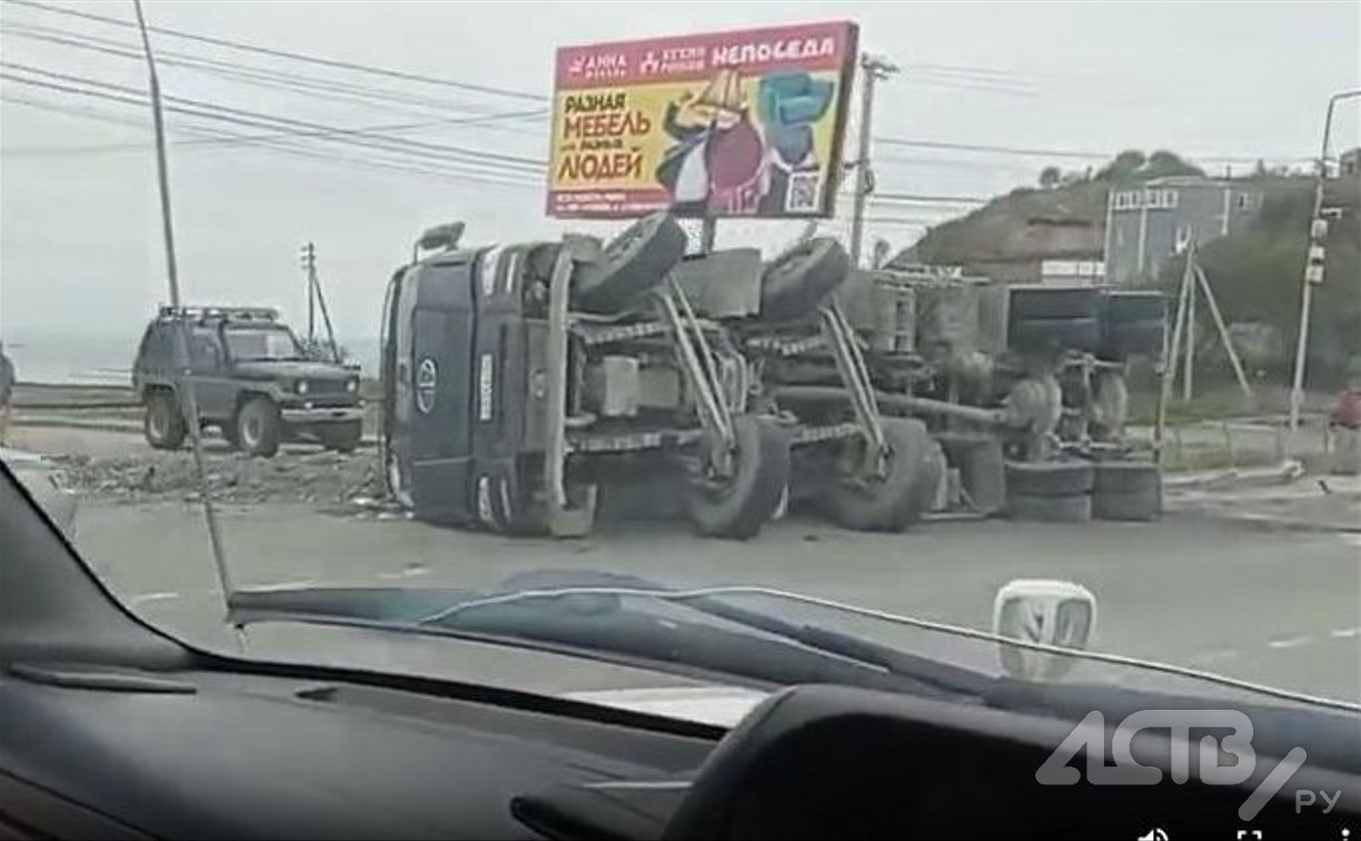 Груженый длинномер снёс знак и лег на бок у пешеходного перехода в Корсакове