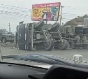 Груженый длинномер снёс знак и лег на бок у пешеходного перехода в Корсакове