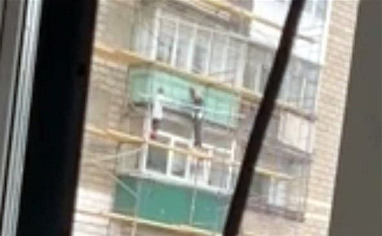 На Сахалине двое подростков по строительным лесам пытаются залезть в квартиры, выбив окна