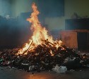 Мусор загорелся в квартире дома в Охе