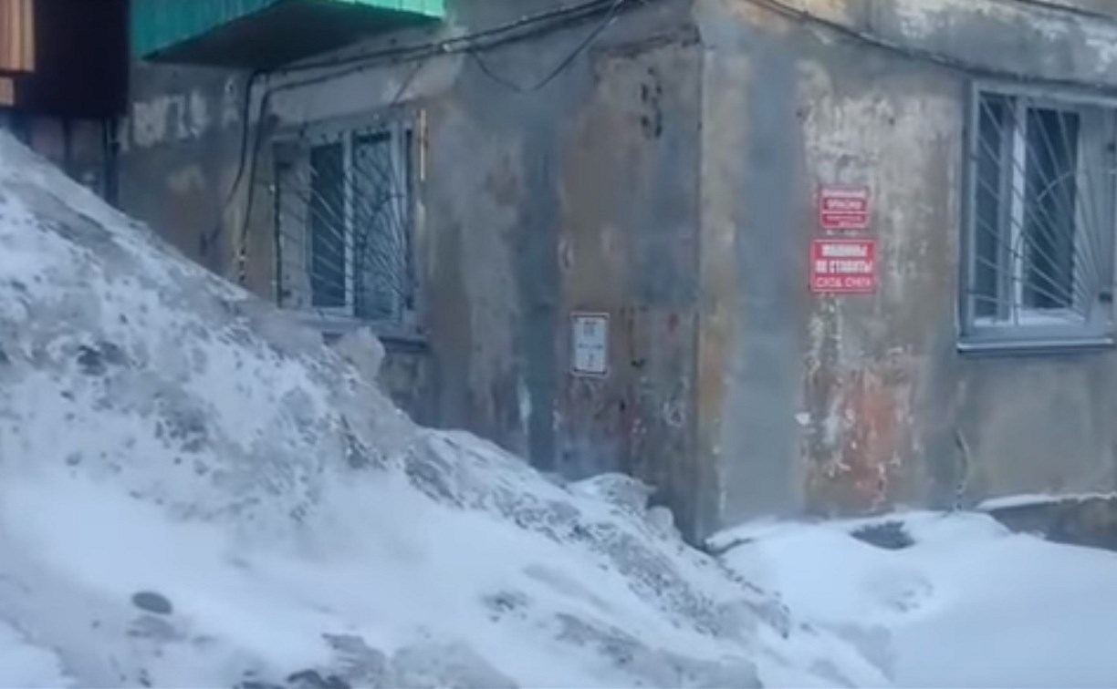 Жители Холмска требуют вывоза снега из дворов 